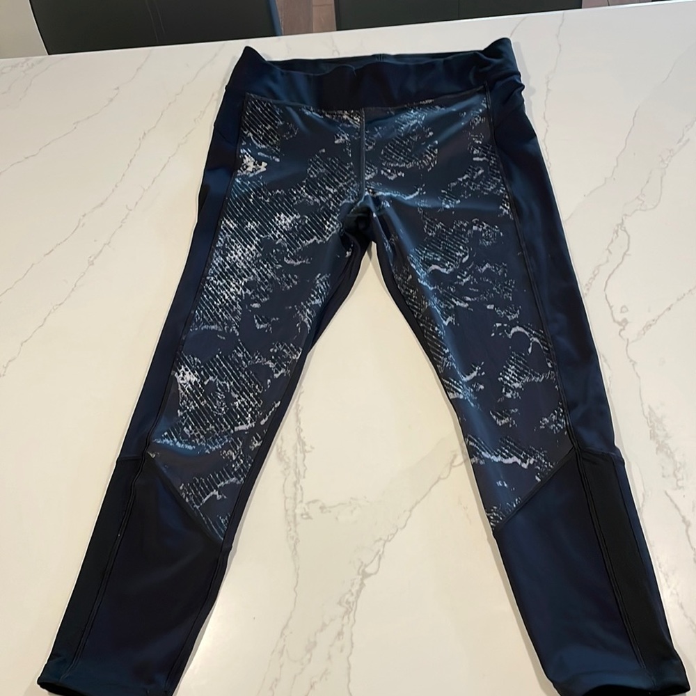Under Armor Compression training capri (legging)size L